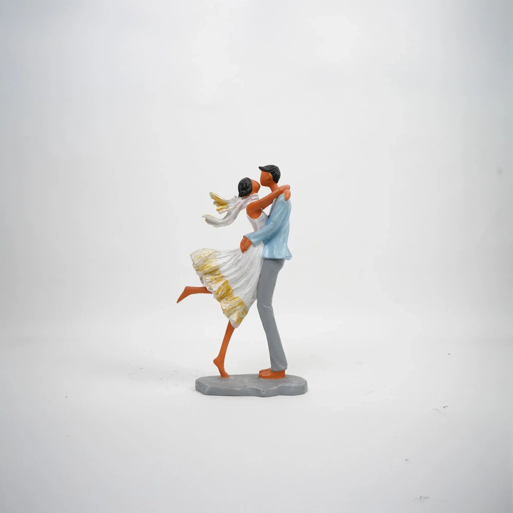 Kissing Couple Statue – Romantic Home Decor for Love & Togetherness
