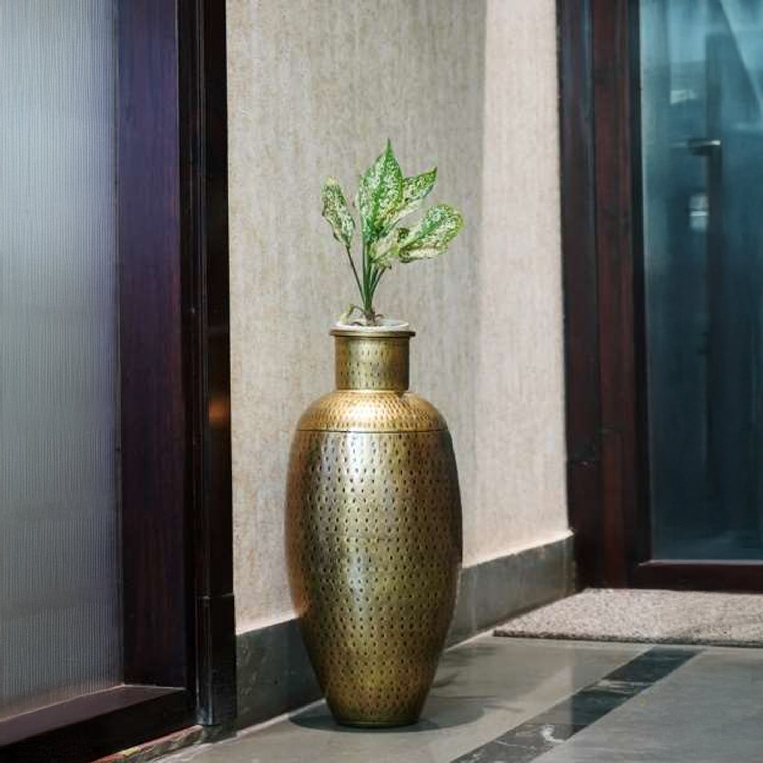 Small Iron Flower Vase – Rustic Handcrafted Metal Floral Base for Home Décor