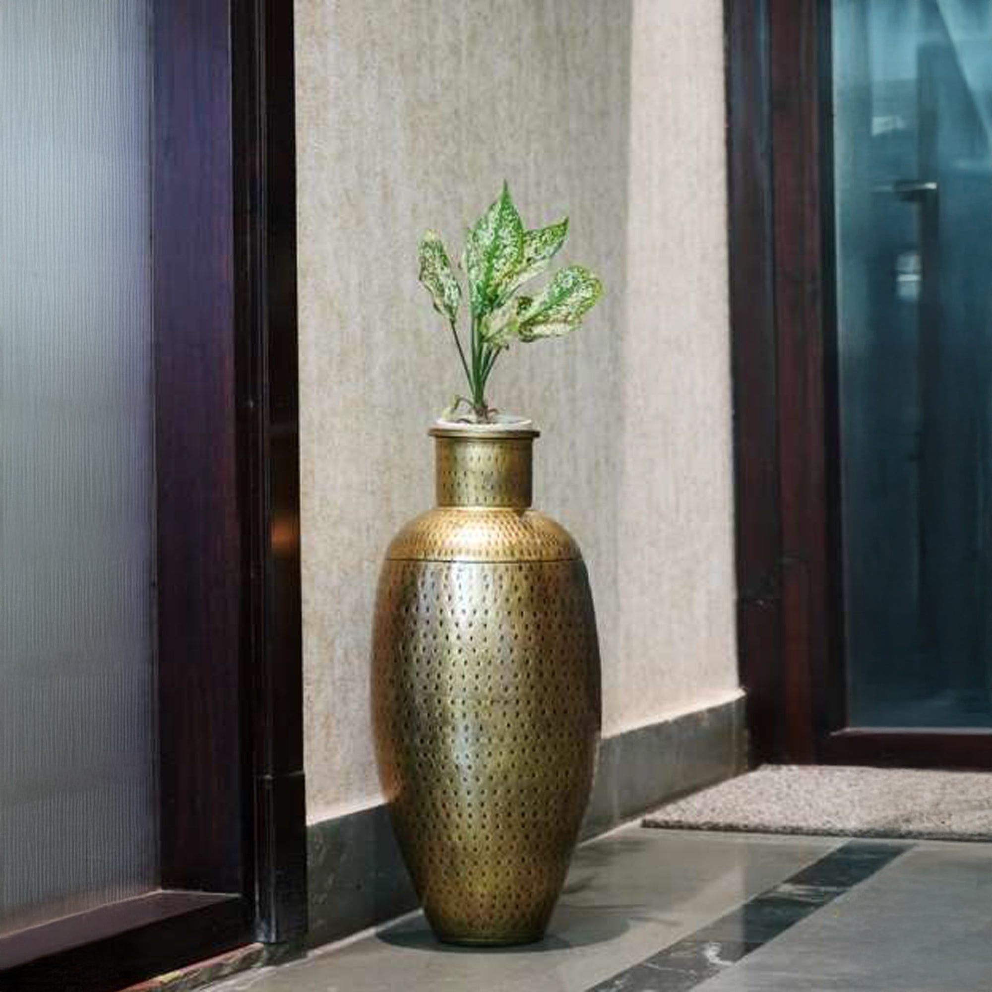 Small Iron Flower Vase – Rustic Handcrafted Metal Floral Base for Home Décor