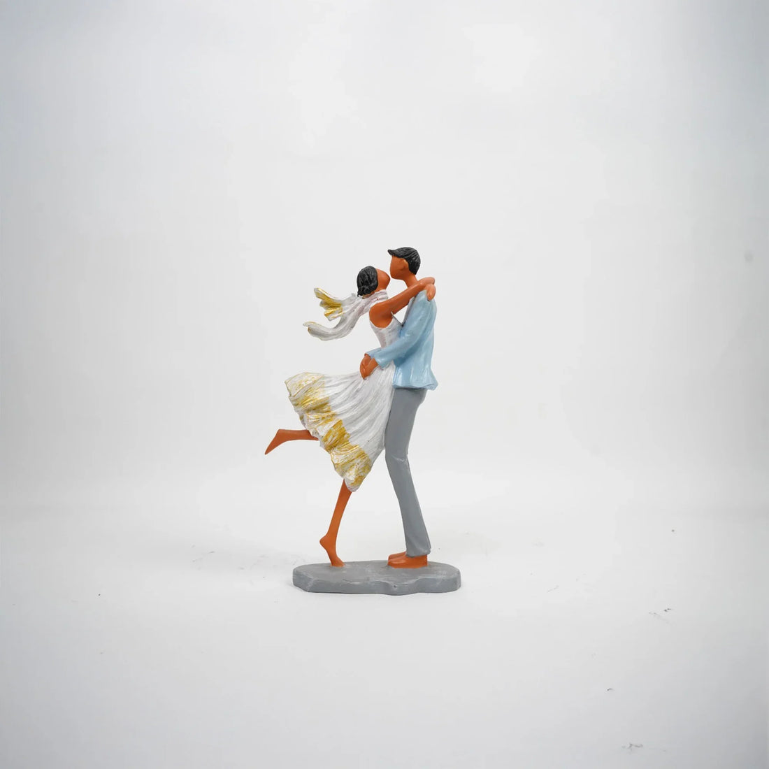 Kissing Couple Statue – Romantic Home Decor for Love &amp; Togetherness