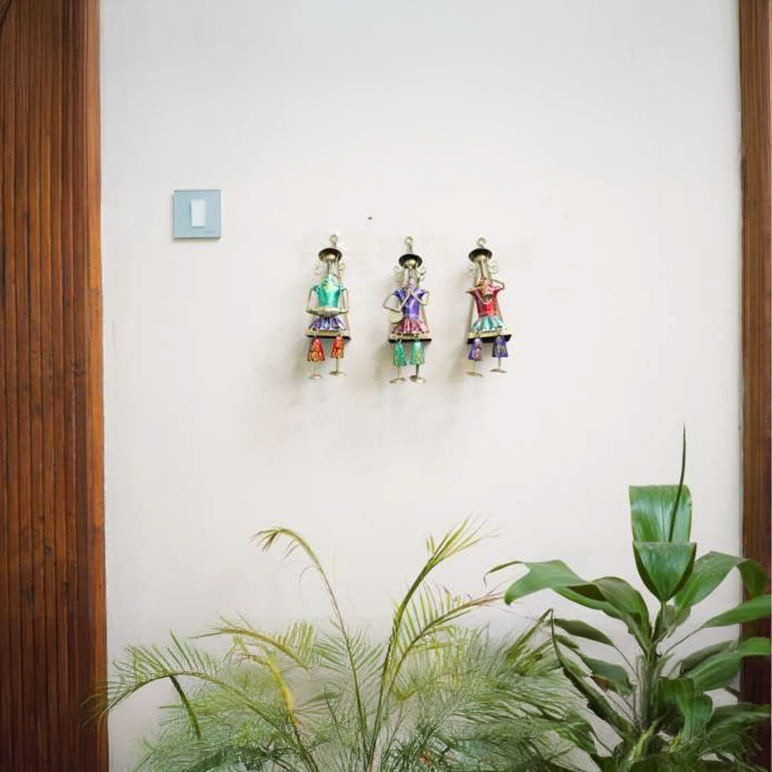 Metal Wall-Hanging Musician Sculpture – Swinging Leg Design on Square Base